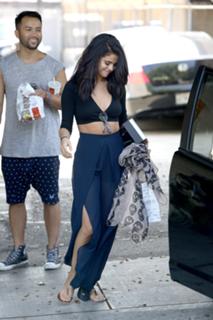 Selena Gomez feet photo thumbnail