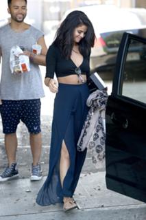 Selena Gomez feet photo thumbnail