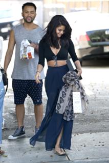 Selena Gomez feet photo thumbnail