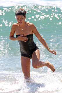 Jessica Szohr feet photo thumbnail