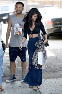 Selena Gomez feet photo thumbnail