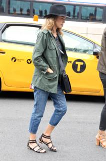 Jessica Alba feet photo thumbnail