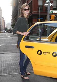Karlie Kloss feet photo thumbnail