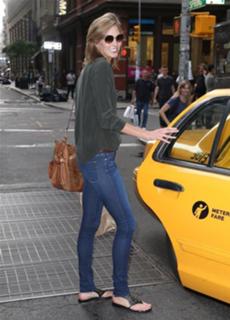 Karlie Kloss feet photo thumbnail