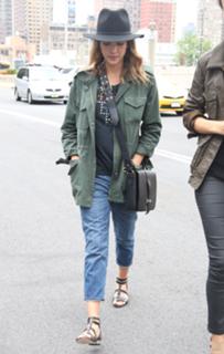 Jessica Alba feet photo thumbnail