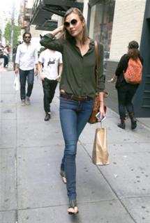 Karlie Kloss feet photo thumbnail