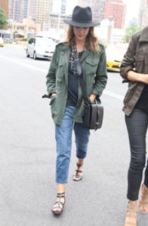 Jessica Alba feet photo thumbnail