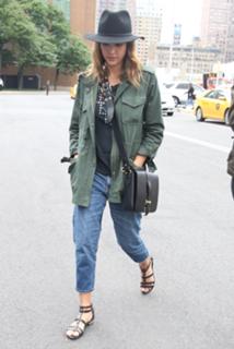 Jessica Alba feet photo thumbnail