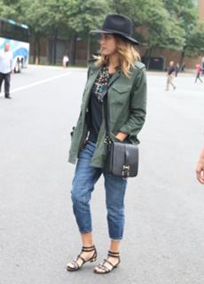Jessica Alba feet photo thumbnail