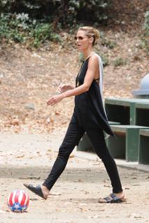 Heidi Klum feet photo thumbnail