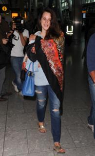 Lana Del Rey feet photo thumbnail