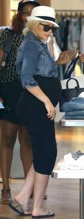 Christina Aguilera feet photo thumbnail