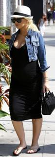 Christina Aguilera feet photo thumbnail
