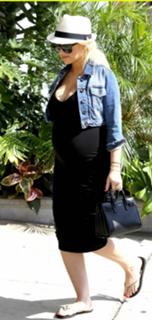 Christina Aguilera feet photo thumbnail