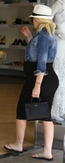 Christina Aguilera feet photo thumbnail