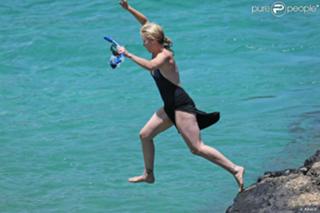 Christina Applegate feet photo thumbnail