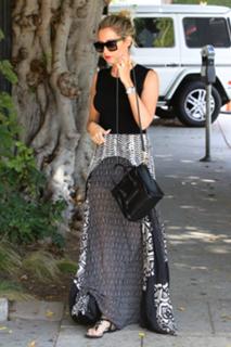 Ashley Tisdale feet photo thumbnail