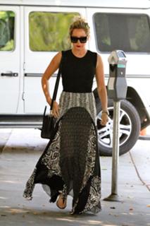 Ashley Tisdale feet photo thumbnail