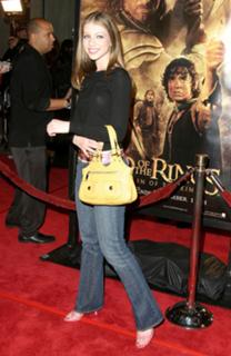 Michelle Trachtenberg feet photo thumbnail