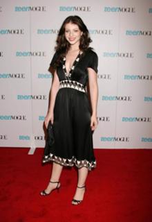 Michelle Trachtenberg feet photo thumbnail