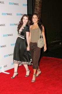 Michelle Trachtenberg feet photo thumbnail