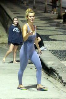 Carolina Dieckmann feet photo thumbnail