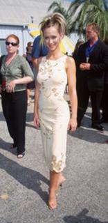 Jennifer Love Hewitt feet photo thumbnail
