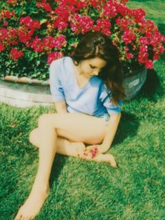 Lana Del Rey feet photo thumbnail