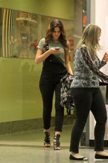 Bruna Marquezine feet photo thumbnail