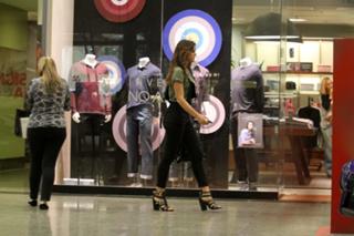 Bruna Marquezine feet photo thumbnail