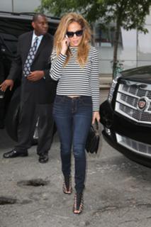 Jennifer Lopez feet photo thumbnail