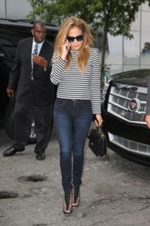 Jennifer Lopez feet photo thumbnail