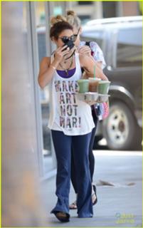 Vanessa Hudgens feet photo thumbnail