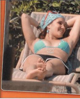 Dulce María feet photo thumbnail