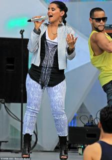 Nelly Furtado feet photo thumbnail