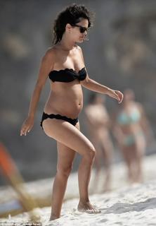 Rachel Bilson feet photo thumbnail