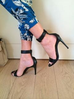 Alessia Marcuzzi feet photo thumbnail