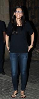Sonam Kapoor feet photo thumbnail