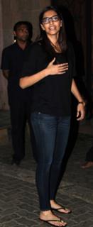Sonam Kapoor feet photo thumbnail