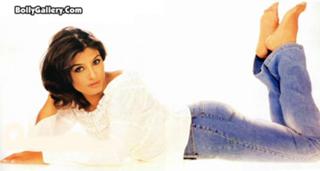 Raveena Tandon feet photo thumbnail