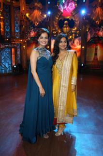 Dia Mirza feet photo thumbnail