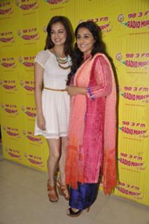 Dia Mirza feet photo thumbnail