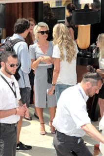 Pamela Anderson feet photo thumbnail