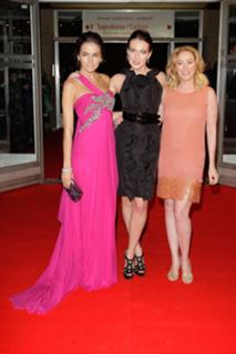 Virginia Madsen feet photo thumbnail