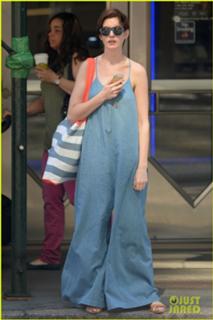 Anne Hathaway feet photo thumbnail