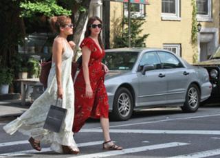 Liv Tyler feet photo thumbnail