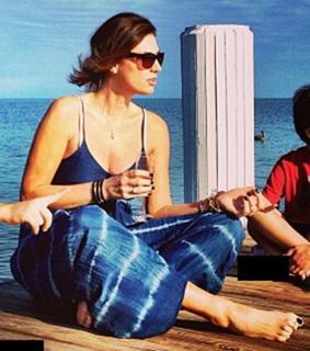 Daisy Fuentes feet photo thumbnail