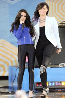 Demi Lovato feet photo thumbnail