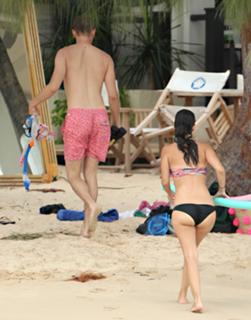 Rachel Bilson feet photo thumbnail