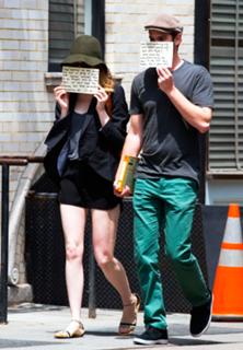 Emma Stone feet photo thumbnail